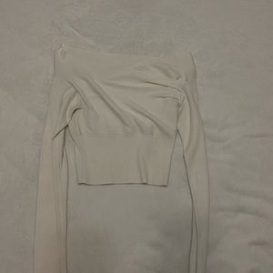 EUC White off the shoulder long sleeve top - Size: Medium